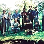 Eine Gruppe der Sänger legt einen profisorischen Weg zum Festzelt für das Gründungsfest 1966 an.