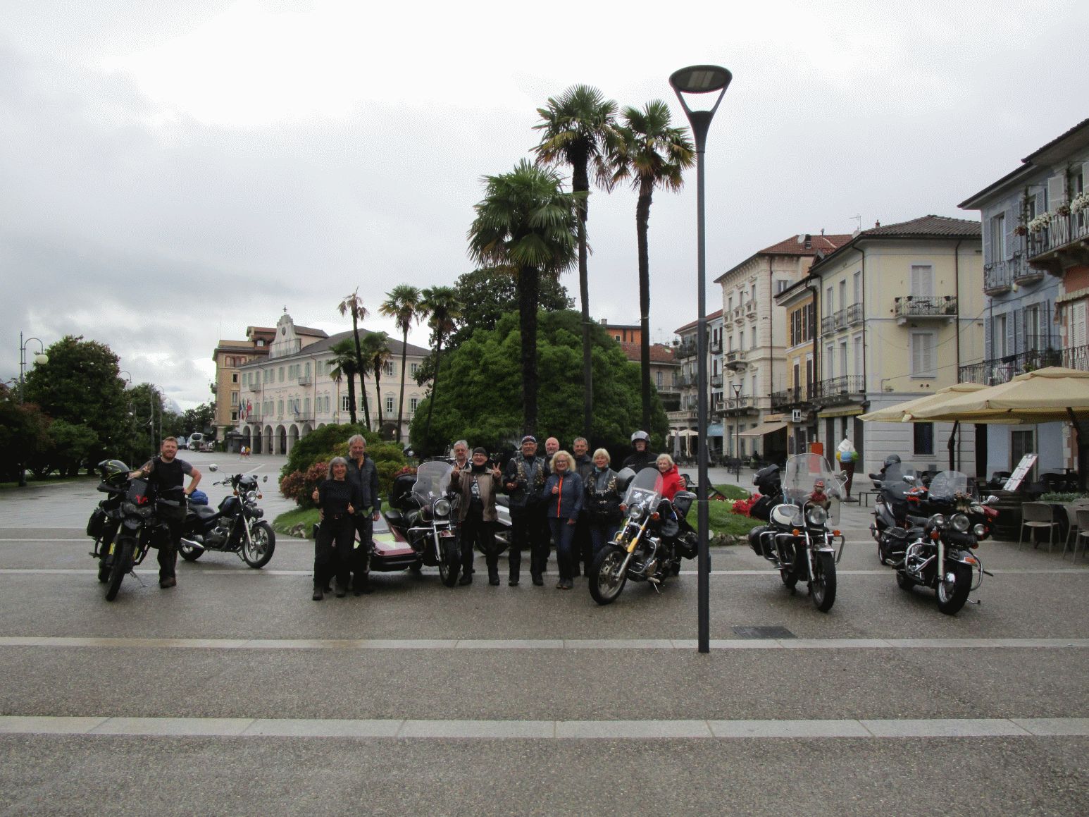Gruppenbild mit unsern Fahrzeugen 2024 groesse 30 prozent